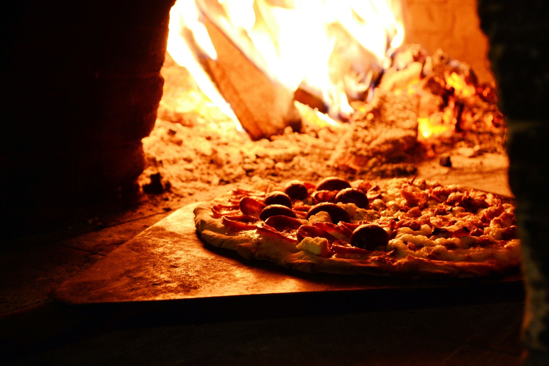 pizza sütése fatüzelésű kemencében